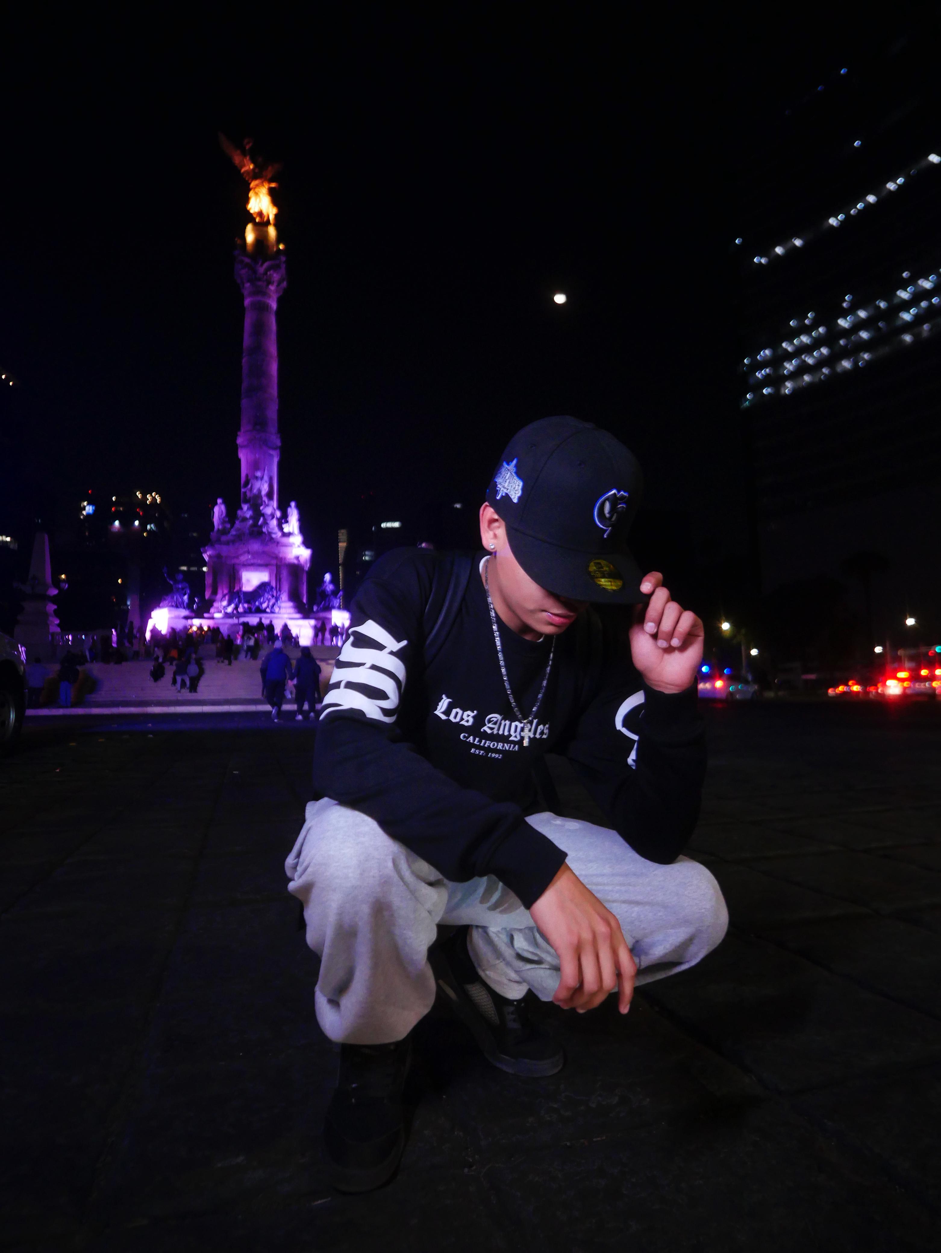 Astro frente al Ángel de la Independencia, CDMX