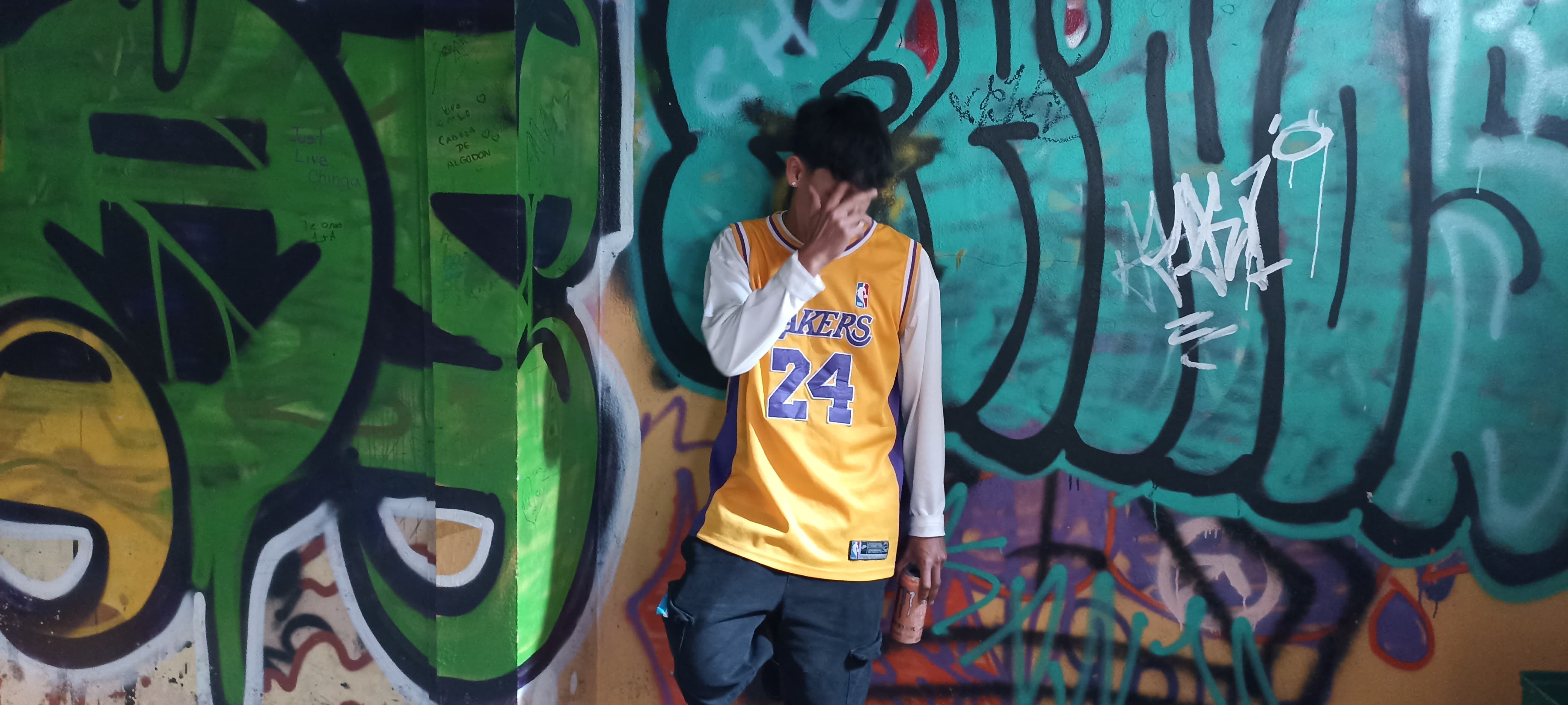 Lakers frente a muro graffiti